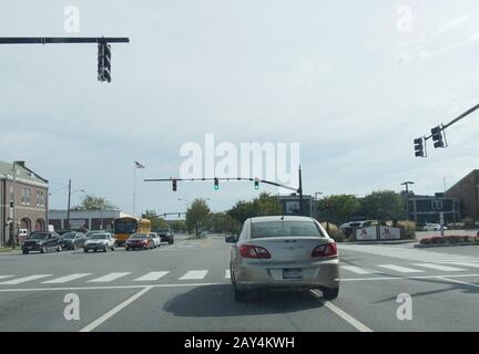 Newport, Rhode Island-September 2017: Leichter Verkehr entlang der America's Cup Avenue. Stockfoto