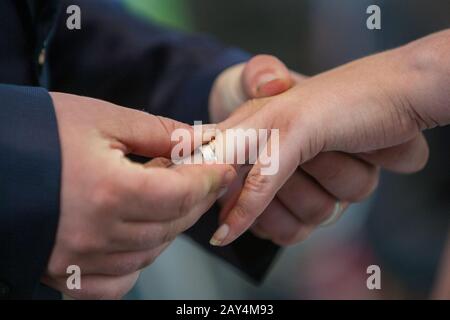 Eine nicht erkennbare Braut und Bräutigam den Austausch der Trauringe in der Kirche während der christlichen Hochzeit Stockfoto