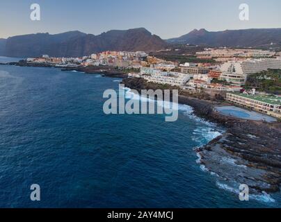 Luftaufnahme der Küste von Puerto de Santiago auf der Insel von der Drohne aus. Stockfoto