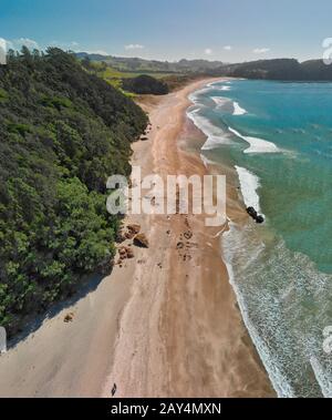 Overhead Luftbild des Hot Water Beach in Neuseeland North Island. Stockfoto