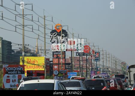 Stau in bangkok, der Straßenwerbetafel Stockfoto