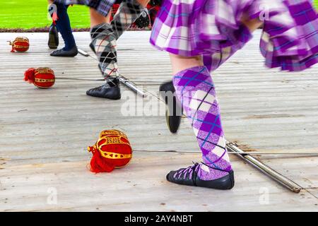 Kinder, Füße, Socken, Beine. Traditionelle schottische Highland Reel Tänzer bei den jährlichen Braemar Highland Games und Gathering Scotland, Großbritannien. Stockfoto