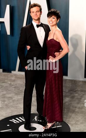 Jack Quaid (links) und Lizzy McGroder besuchen die Oscar-Party der Vanity Fair im Wallis Annenberg Center for the Performing Arts in Beverly Hills, Los Angeles, Kalifornien, USA. PA Foto. Bilddatum: Sonntag, 9. Februar 2020. Siehe PA Story SHOWBIZ Oscars Parties. Der Lichtbildkredit sollte folgendermaßen lauten: Ian West/PA Wire Stockfoto