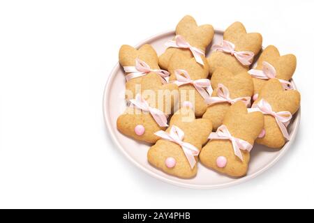 Osterplätzchen auf einem Teller auf weißem Hintergrund, Platz für Text, osterhase, Draufsicht, Isolierung, Stockfoto