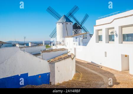 Straße und Windmühlen. Alcázar de San Juan, Ciudad Real Provinz, Castilla La Mancha, Spanien. Stockfoto