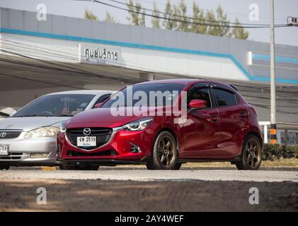 Chiangmai, Thailand - 12. Dezember 2019: Privates Eco-Auto Mazda 2. Auf der Straße Nr.1001 8 km vom Geschäftsviertel Chiangmai. Stockfoto