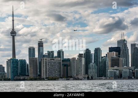 Ein kleines Flugzeug fliegt über die Wolkenkratzer des alten Toronto Stockfoto