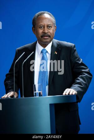 Berlin, Deutschland. Februar 2020. Abdalla Hamdok, Premierministerin der Republik Sudan, sprach vor ihrem Interview im Bundeskanzleramt auf einer Pressekonferenz mit Kanzlerin Merkel. Credit: Bernd von Jutrczenka / dpa / Alamy Live News Stockfoto