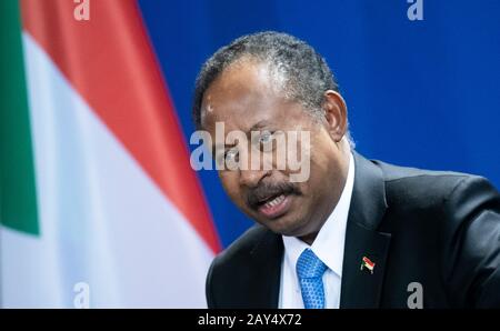 Berlin, Deutschland. Februar 2020. Abdalla Hamdok, Premierministerin der Republik Sudan, sprach vor ihrem Interview im Bundeskanzleramt auf einer Pressekonferenz mit Kanzlerin Merkel. Credit: Bernd von Jutrczenka / dpa / Alamy Live News Stockfoto