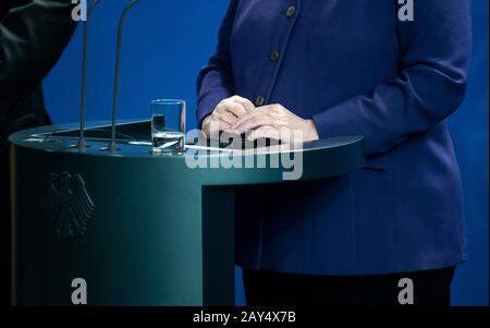 Berlin, Deutschland. Februar 2020. Bundeskanzlerin Angela Merkel (CDU) steht vor ihrem Interview im Bundeskanzleramt vor einer Pressekonferenz mit dem sudanesischen Ministerpräsidenten Hamdok. Credit: Bernd von Jutrczenka / dpa / Alamy Live News Stockfoto