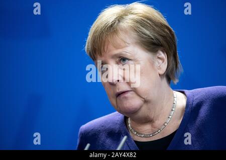 Berlin, Deutschland. Februar 2020. Bundeskanzlerin Angela Merkel (CDU) sprach vor ihrem Treffen im Bundeskanzleramt auf einer Pressekonferenz mit dem sudanesischen Ministerpräsidenten Hamdok. Credit: Bernd von Jutrczenka / dpa / Alamy Live News Stockfoto