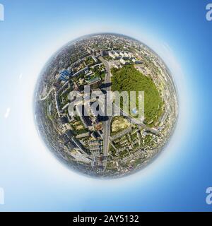 Luftbild der Innenstadt. Kreuzung, Häuser, Gebäude und Parks. Little planet Sphäre. Stockfoto