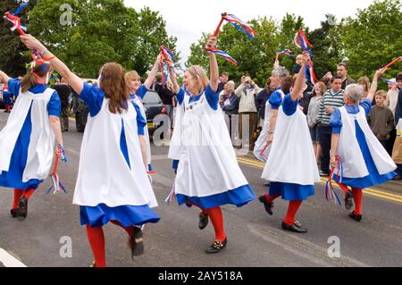 Betty Luptons Laikers morris-tänzerinnen. Morris Dancing ist ein englischer Volkstanz aus dem 15. Jahrhundert und Teil der Teilnehmer an einer traditionellen englischen Maitag Parade. Stockfoto