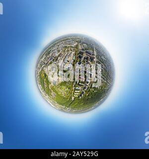 Luftbild der Innenstadt. Kreuzung, Häuser, Gebäude und Parks. Little planet Sphäre. Stockfoto