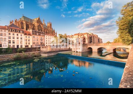 Blick auf das Stadtbild auf die heilige Stephans-Cathedla in der Stadt in Metz-Stadt bei Sonnenaufgang. Reiseziele und Reiseziel in Frankreich Stockfoto