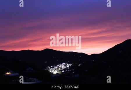 Prächtige Landschaft mit pinkfarbenen Wolken. Stockfoto