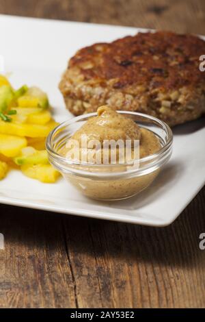 Bayerische Fleischbällchen mit Kartoffelsalat Stockfoto