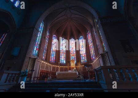 August 2019, Luxemburg: Innenraum der Kathedrale Notre Dame mit Altar und Glasmalerei Stockfoto