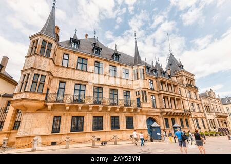 August 2019, Luxemburg: Touristen, die im Großherzpalast in Luxemburg spazieren gehen Stockfoto