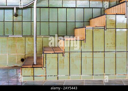 Treppe in ein Hallenbad eines alten Thermalsohlenbades Stockfoto