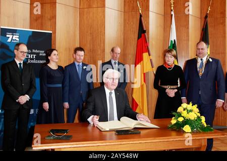 Dresden, Deutschland. Februar 2020. Sebastian Wood, Annett Hofmann, Michael Kretschmer, Prinz Edward, 2. Herzog von Kent, Elke Budenbender, Dirk Hilbert und Frank-Walter Steinmeier, als der Bundespräsident am 75. Jahrestag der Zerstörung von Dresden im neuen Rathaus das Goldene Buch Dresden eintrug. Dresden, 13. Februar 2020 - weltweite Nutzung Credit: Dpa / Alamy Live News Stockfoto