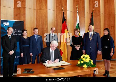 Dresden, Deutschland. Februar 2020. Sebastian Wood, Annett Hofmann, Michael Kretschmer, Prinz Edward, 2. Herzog von Kent, Elke Budenbender, Dirk Hilbert, Su Yeon Hilbert und Frank-Walter Steinmeier beim Bundespräsidenteneintrag in das Goldene Buch der Stadt Dresden bei einem Empfang zum 75. Jahrestag Der Zerstörung von Dresden im neuen Rathaus. Dresden, 13. Februar 2020 - weltweite Nutzung Credit: Dpa / Alamy Live News Stockfoto