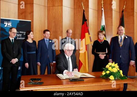 Dresden, Deutschland. Februar 2020. Sebastian Wood, Annett Hofmann, Michael Kretschmer, Prinz Edward, 2. Herzog von Kent, Elke Budenbender, Dirk Hilbert und Frank-Walter Steinmeier, als der Bundespräsident am 75. Jahrestag der Zerstörung von Dresden im neuen Rathaus das Goldene Buch Dresden eintrug. Dresden, 13. Februar 2020 - weltweite Nutzung Credit: Dpa / Alamy Live News Stockfoto