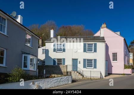 Bunte Ferienhütten auf dem Hügel hinunter zum Hafen in Lyme Regis, Dorset, England, Großbritannien Stockfoto