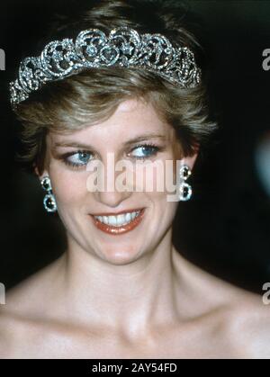 HRH Prinzessin Diana kommt zu einem Bankett im Ajuda Palast in Lissabon während ihrer Königlichen Tour durch Portugal Januar 1987. Diana trägt den Spenc Stockfoto