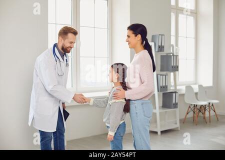 Glückliche Familie bei einem Arztbesuch. Stockfoto