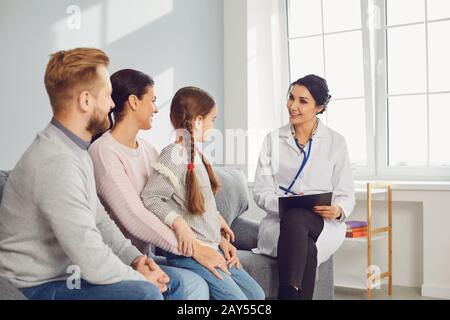 Ärztin Kinderärztin mit Familie im Zimmer sitzt nicht auf der Couch. Stockfoto