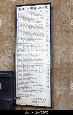 Eine historische Tafel, die Port Dues 1879 für den Lyme Regis Hafen an der Jurassic Coast, Dorset, England, Großbritannien zeigt Stockfoto