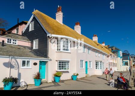 Ein farbenfrohes und neu gedecktes Cottage am Meer in Lyme Regis an der Jurassic Coast, Dorset, England, Großbritannien Stockfoto