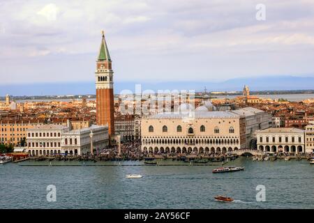 Blick auf den Markusplatz, den Dogenpalast, den St Marks Campanile und den Canal Grande von San Giorgio Maggiore. Venedig. Italien Stockfoto