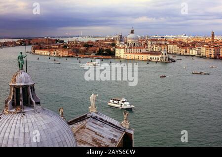 Blick auf Venedig von der Spitze der Kirche San Giorgio Maggiore. Santa Maria della Salute und der Canal Grande im Hintergrund. Venedig. Italien Stockfoto