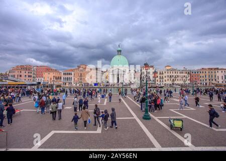 Esplanade vor dem Bahnhof Santa Lucia mit der Kirche San Simeon über den Canal Grande. Venedig, Italien Stockfoto