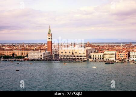 Blick auf den Markusplatz, den Dogenpalast, den St Marks Campanile und den Canal Grande von San Giorgio Maggiore. Venedig. Italien Stockfoto