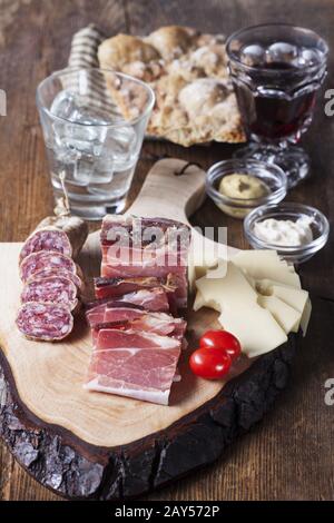 Südtirolische Spezialitäten auf Holz Stockfoto