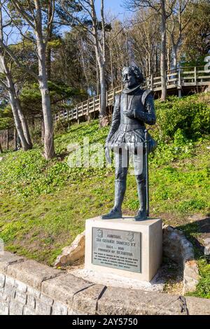 Metallstatue von Admiral Sir George Somers KT, dem Gründer von Bermuda, der in Lyme Regis, Dorset, England, Großbritannien geboren wurde Stockfoto