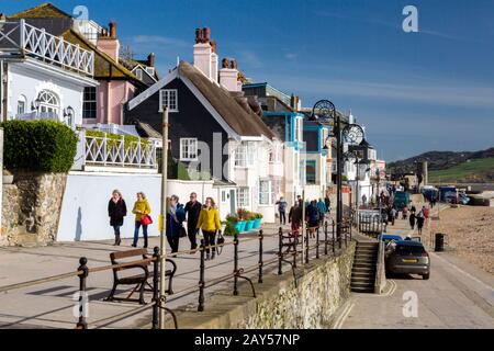 Eine bunte Reihe von Häusern und Ammoniumlampenpfosten an der Meeresfront in Lyme Regis an der Jurassic Coast, Dorset, England, Großbritannien Stockfoto