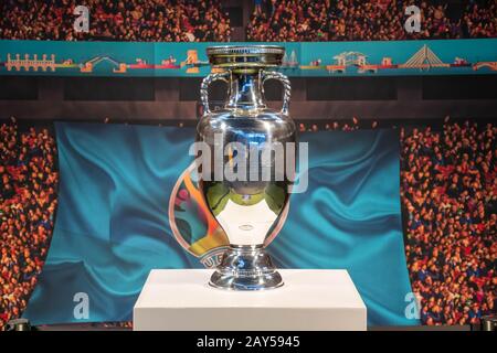 Original UEFA European Championship Trophäe mit Stadionhintergrund Stockfoto