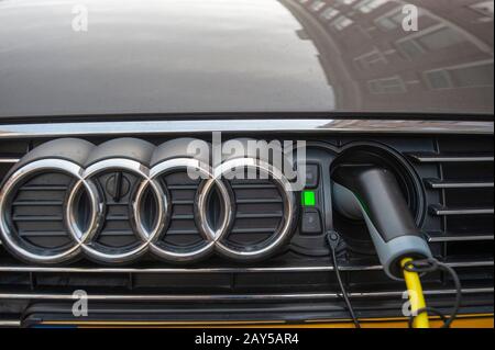 Audi e-tron Sportback, eingesteckt in Ladehafen, den Haag, Niederlande. Februar 2020. © Charles M Vella/Alamy Stock Foto Stockfoto