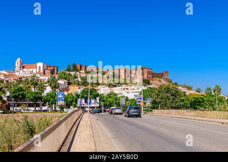 Die Skyline von Silves in der Ostalgarve zeigt die Burg und die Kirche auf dem Hügel von Silves. Silves, Algarve, Portugal. Stockfoto