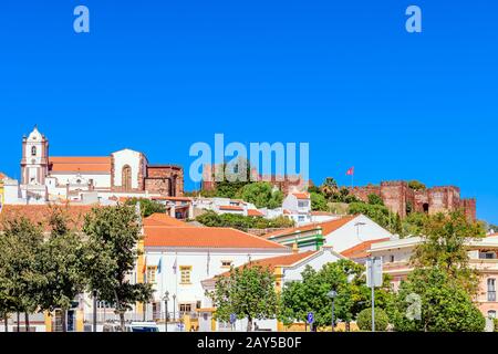 Die Skyline von Silves in der Ostalgarve zeigt die Burg und die Kirche auf dem Hügel von Silves. Silves, Algarve, Portugal. Stockfoto