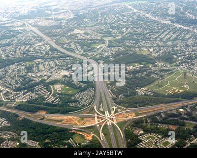 Luftbild der Landschaft und Autobahnen in Baltimore. Stockfoto