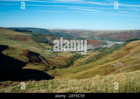 Kingsland y-Clawdd hinunter in Richtung Cwm Parc und Treorchy Rhondda Valley Mid Glamorgan Wales Stockfoto