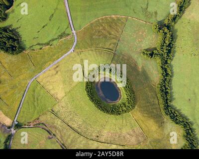 Abstrakte Formformen. Blick auf die Lagune auf den Azoreninseln. Dronenansicht im Querformat mit Linien und Texturen im Hintergrund. Draufsicht auf Volcan Stockfoto