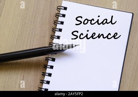 Social science schreibt am Notebook Stockfoto