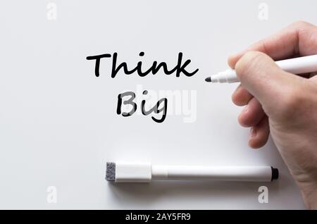Think Big auf dem Whiteboard geschrieben Stockfoto