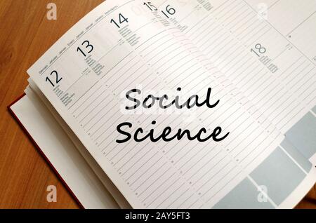 Social science schreibt am Notebook Stockfoto